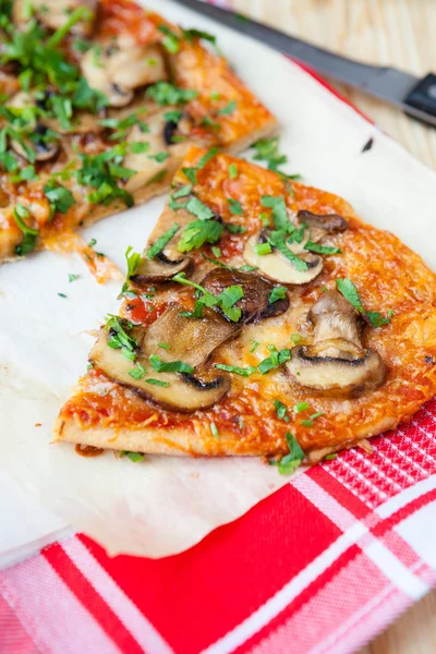 Tortilla mit Pilzen und Tomatensauce — Stockfoto