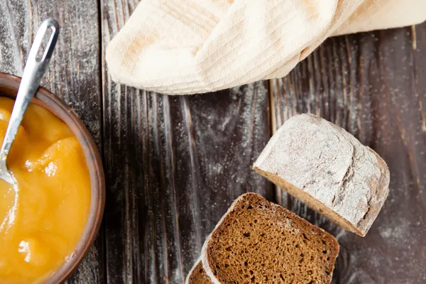 Miel de trigo sarraceno en un tazón y pan de centeno — Foto de Stock