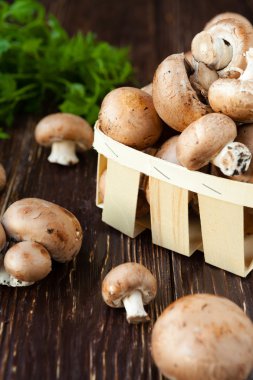 taze mantar bir sepet ve yeşillik
