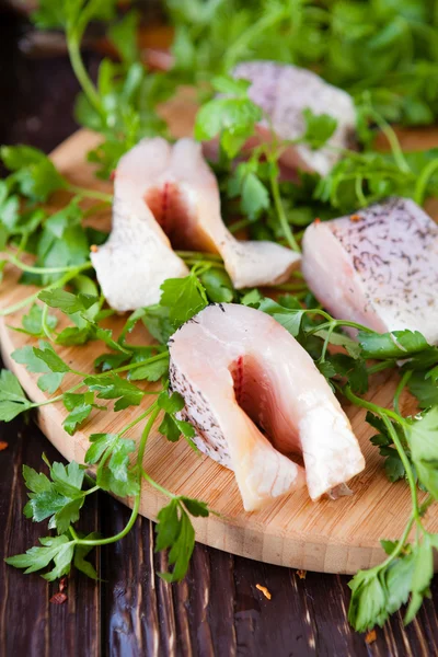 Trozos de filetes de pescado en una tabla de cortar —  Fotos de Stock