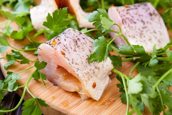 Pezzi di filetto di luccio su un tagliere — Foto Stock