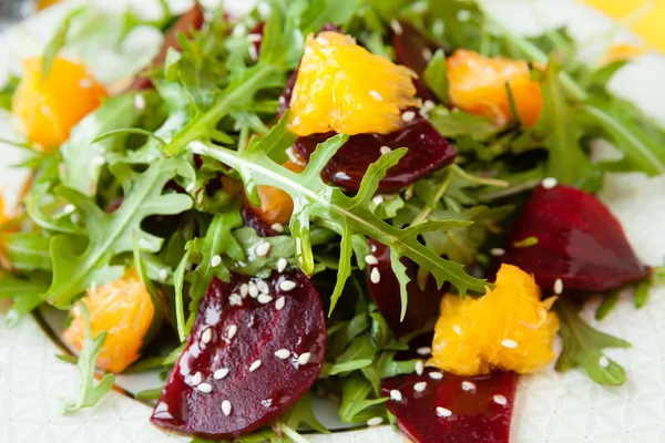 Fräsch sallad med rödbetor och apelsiner — Stockfoto