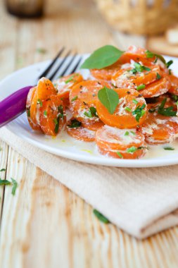 yoğurt ve otlar ile kavrulmuş havuç