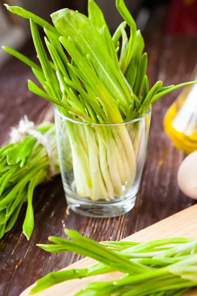 Färska grönsaker, vild vitlöksdressing, ramson — Stockfoto