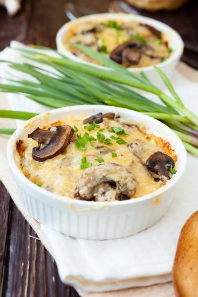 Mushroom julienne in een ovenschaal — Stockfoto