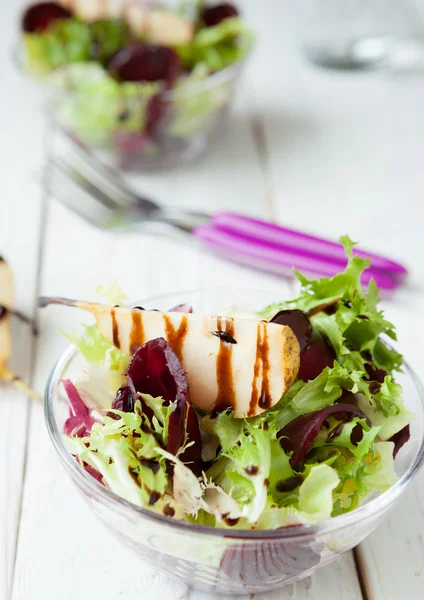 Salad with fresh lettuce and pear — Stock Photo, Image