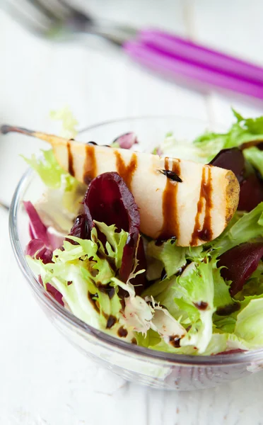 Salade avec laitue fraîche et poire dans un bol transparent — Photo