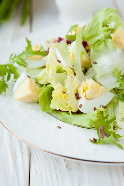 Salada de primavera leve com ervas frescas e ovos — Fotografia de Stock
