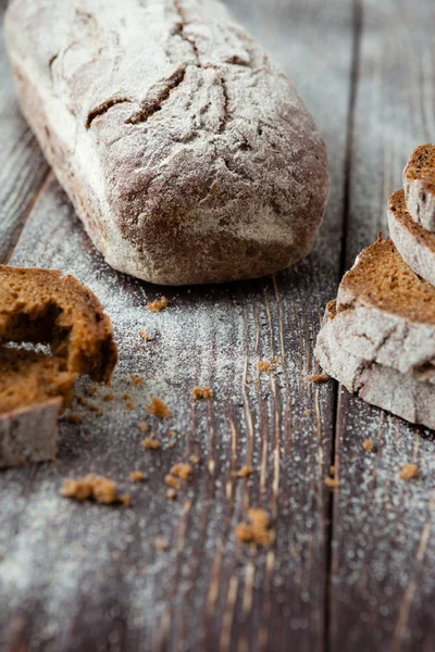 Rolo de pão quadrado e pedaços — Fotografia de Stock