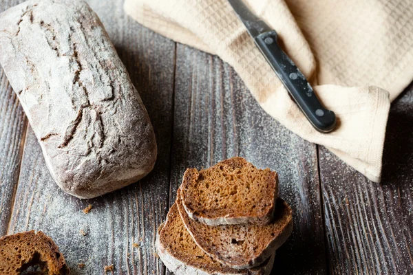 Pão de centeio em uma mesa de madeira — Fotografia de Stock