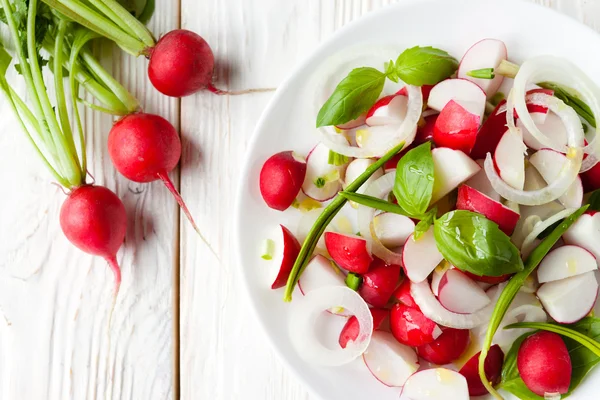 Rabanete fresco em uma salada e um monte de rabanetes — Fotografia de Stock