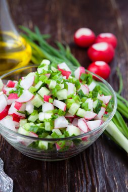 taze salata, turp ve yeşil soğan