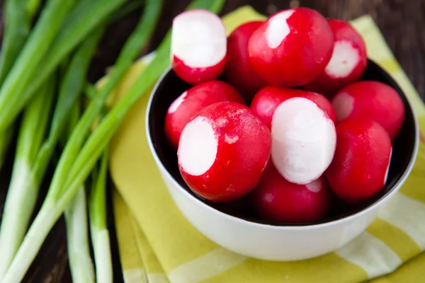 Fresh red radishes and onions in a bowl — Stock Photo, Image