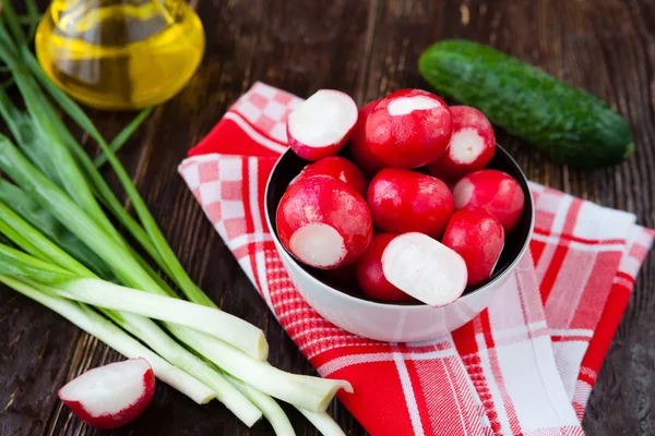 Verduras de primavera frescas, rabanetes e cebolas — Fotografia de Stock