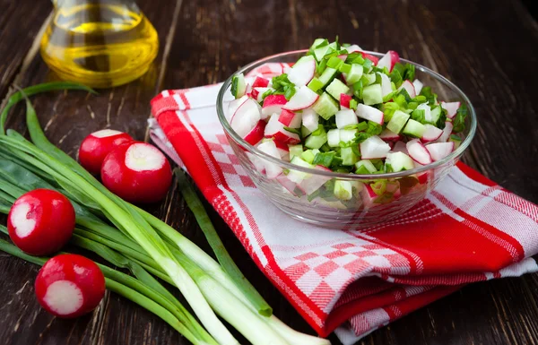 Verduras de primavera, rábanos y cebollas en una ensalada fresca —  Fotos de Stock