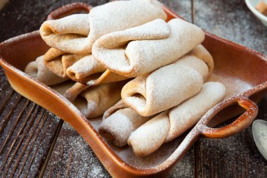 Fransız şeker çörekler ile pudra şekeri serpilir