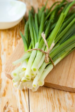 Demet taze yeşil soğan ahşap yüzeye