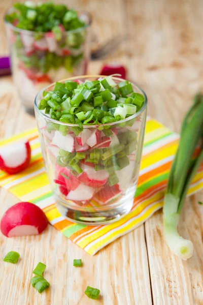 Ensalada con rábanos frescos y cebollas —  Fotos de Stock