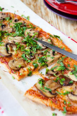 kıyılmış yeşillikleri ile mantarlı pide