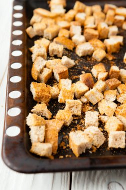 fırın tepsisindeki kruton ekmek