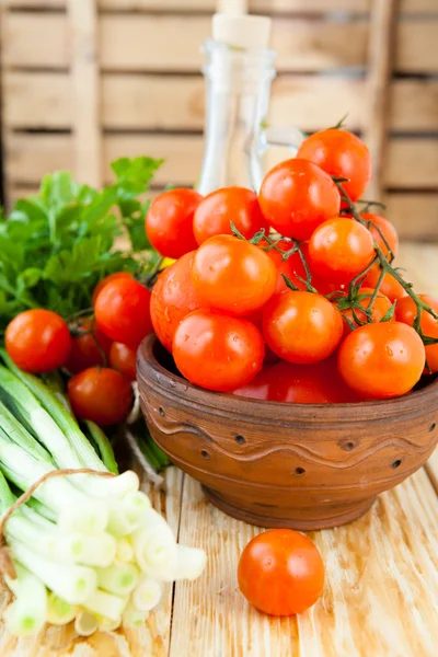 Fresh vegetables for salad, tomatoes and onions — Stock Photo, Image