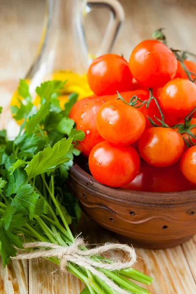 Verse peterselie en rijpe tomaten — Stockfoto