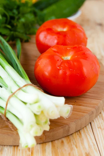 Légumes pour salade, tomates et oignons — Photo