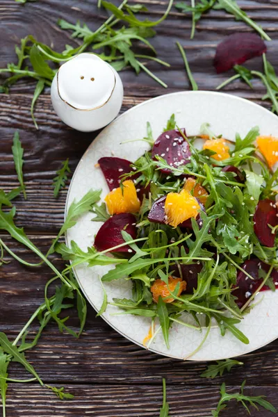 Salad with fresh greens and beets — Stock Photo, Image