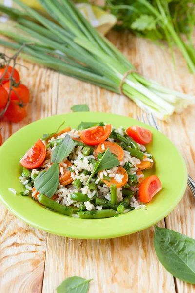 Vegetabiliska risotto med morötter och gröna bönor — Stockfoto