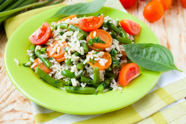 Arroz cozido com legumes e ervas — Fotografia de Stock