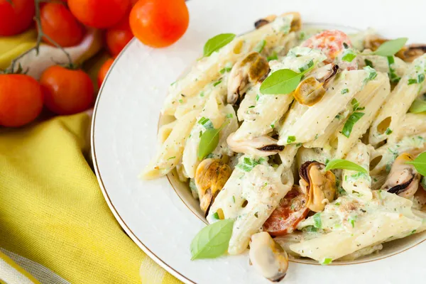 Penne pasta med musslor och basilika — Stockfoto