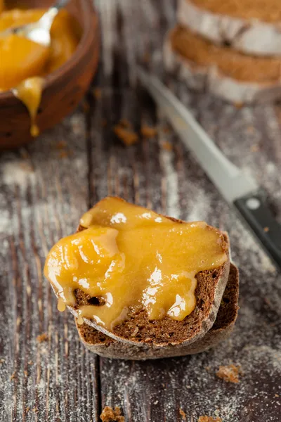 Stück selbstgebackenes Brot mit Honig beträufelt — Stockfoto