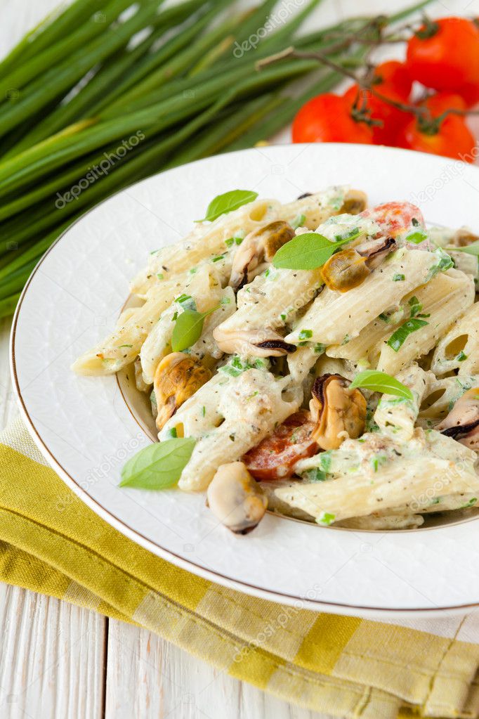 penne pasta with mussels and basil