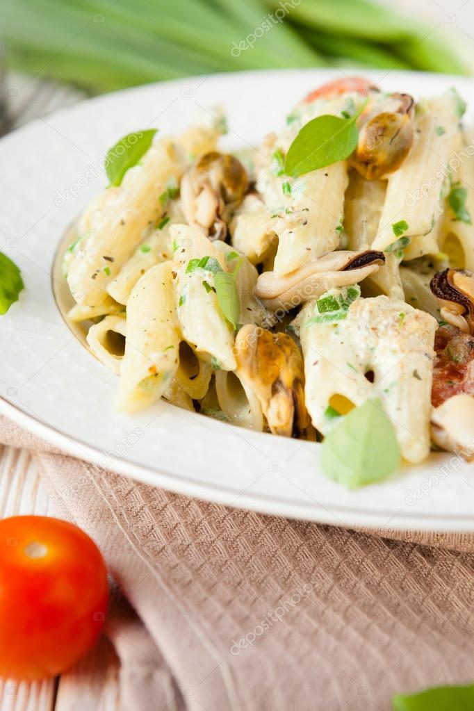 penne pasta with mussels and basil and cream