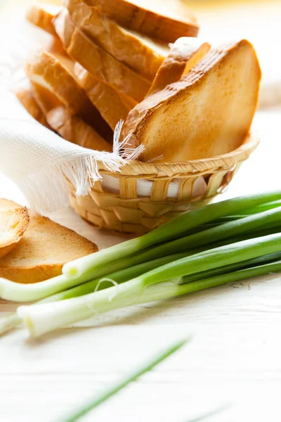 De gedroogde brood in de oven in een mand — Stockfoto