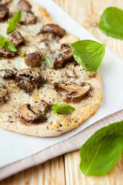 Pita ekmeği mantar ve mozzarella