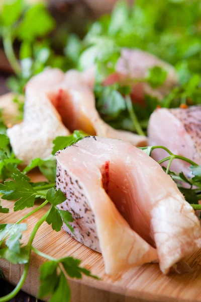 Filete crudo de lucio en el tablero y verduras —  Fotos de Stock