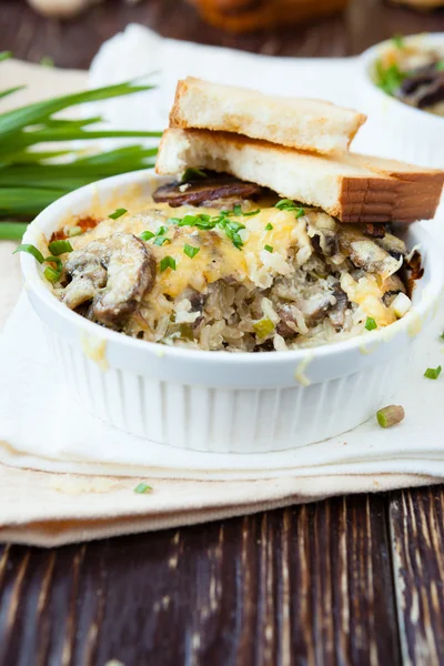 Arroz assado com queijo e cogumelos — Fotografia de Stock