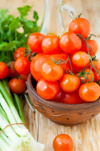 Tomates rojos cereza maduros en un tazón — Foto de Stock