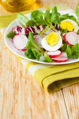 güzel bir taze yumurta ve sebze salatası