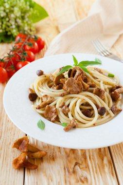 Spagetti kızarmış Cantharellus cibarius mantar ile