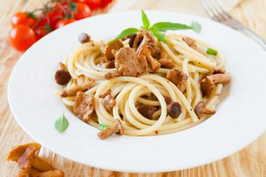 makarna ile kavrulmuş Cantharellus cibarius mantar