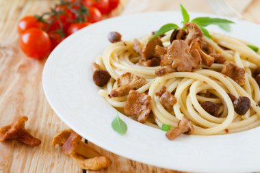 kavrulmuş yabani mantar ile makarna