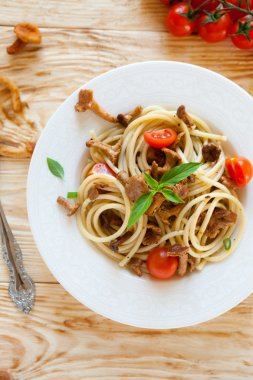 makarna Cantharellus cibarius mantar, üstten görünüm