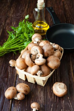 Bütün taze mantar, yağ ve kızartma tavası