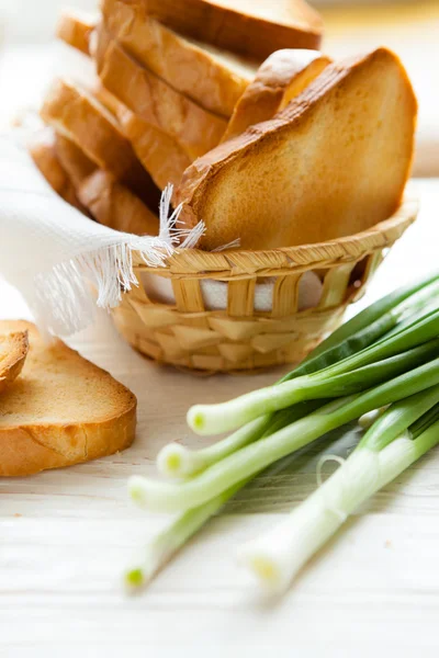 Rusks de pão branco em uma lata de pão de vime — Fotografia de Stock