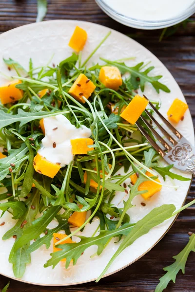 Fresh salad with pumpkin and yogurt — Stock Photo, Image