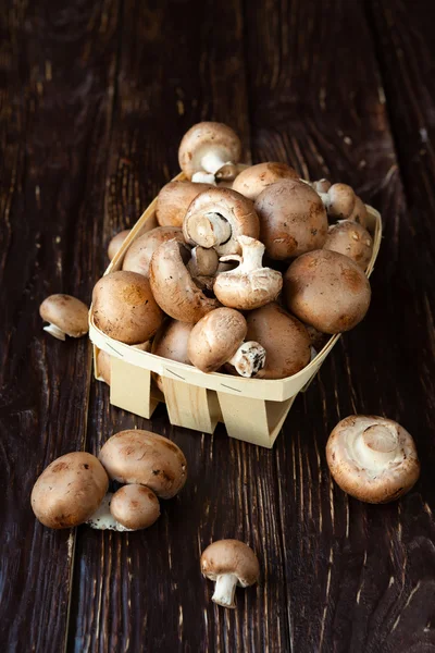 Fresh whole button mushrooms in a basket — Stock Photo, Image