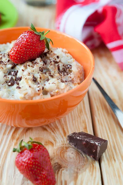 Oatmeal with milk and strawberries, chocolate — Stock Photo, Image