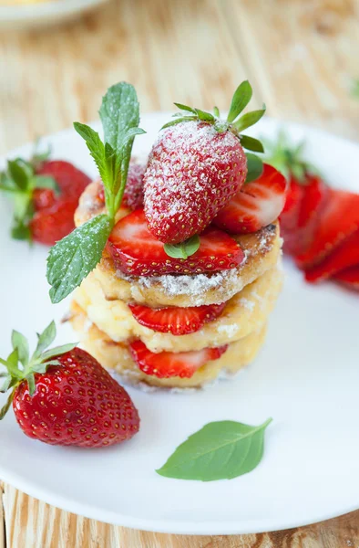 Hemgjord ostmassa pannkaka med jordgubbar — Stockfoto